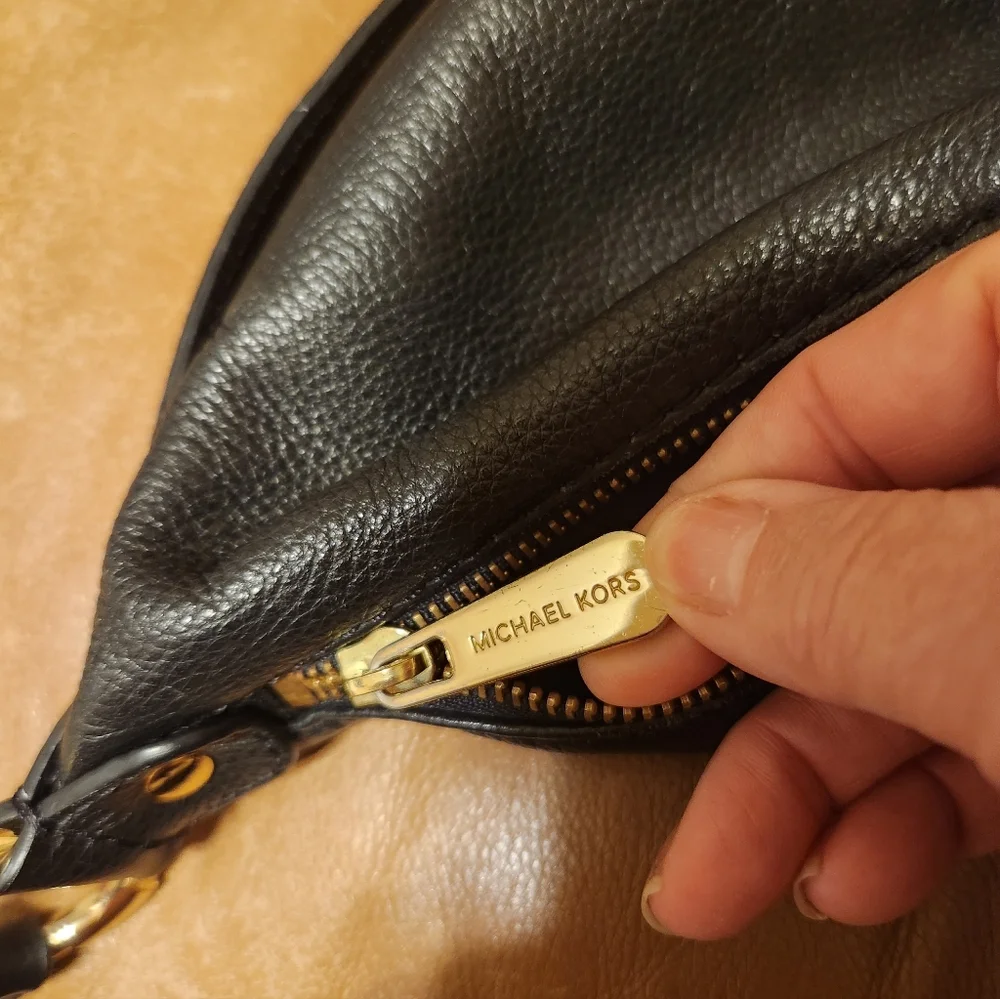 LOW START Michael Kors Black and Gold Shoulder Bag LIKE NEW Textured Leather - Picture 5 of 10